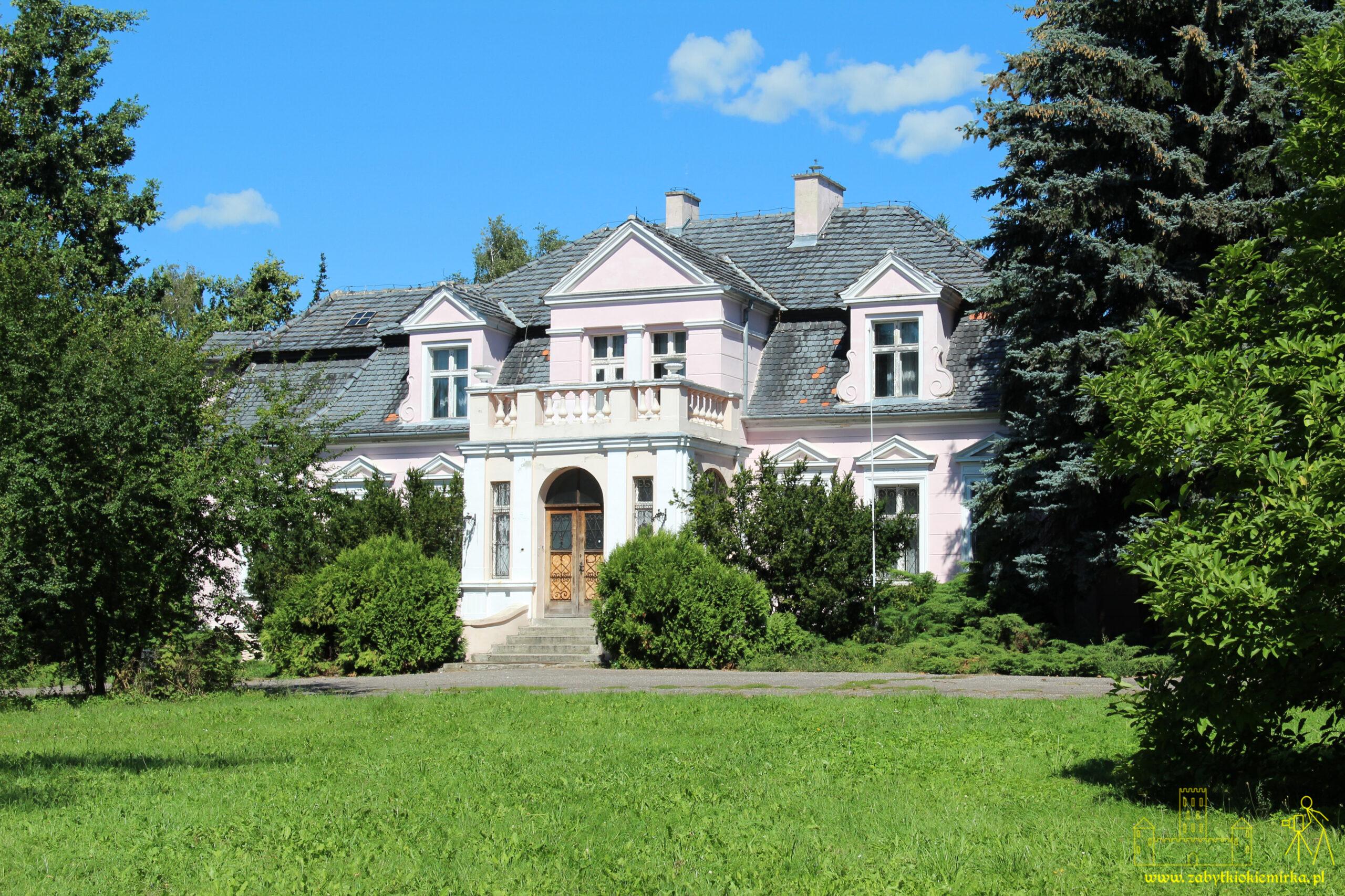 MANIECZKI - DWÓR