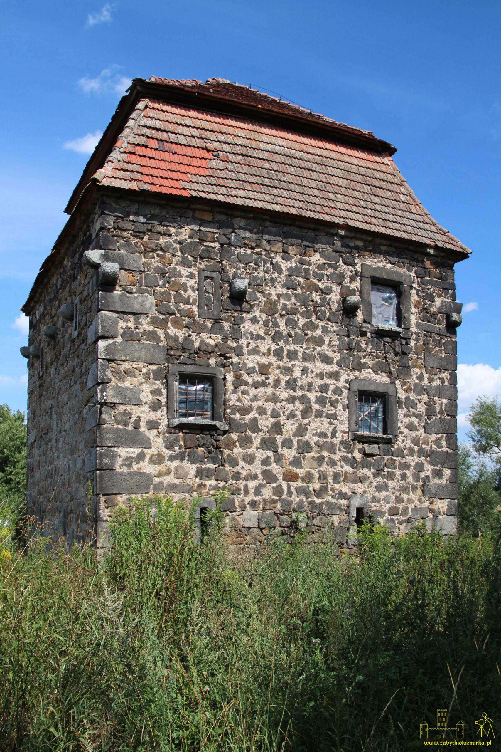 RAKOWICE WIELKIE – WIEŻA MIESZKALNA