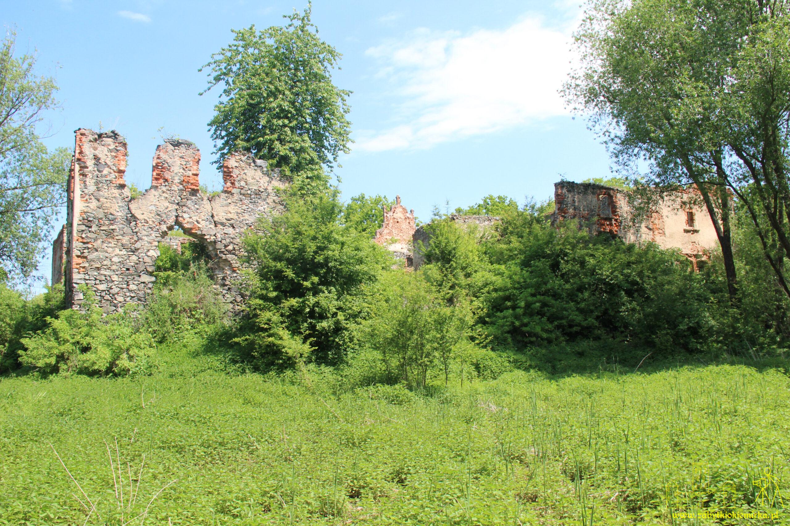 SŁUPICE – DWÓR OBRONNY