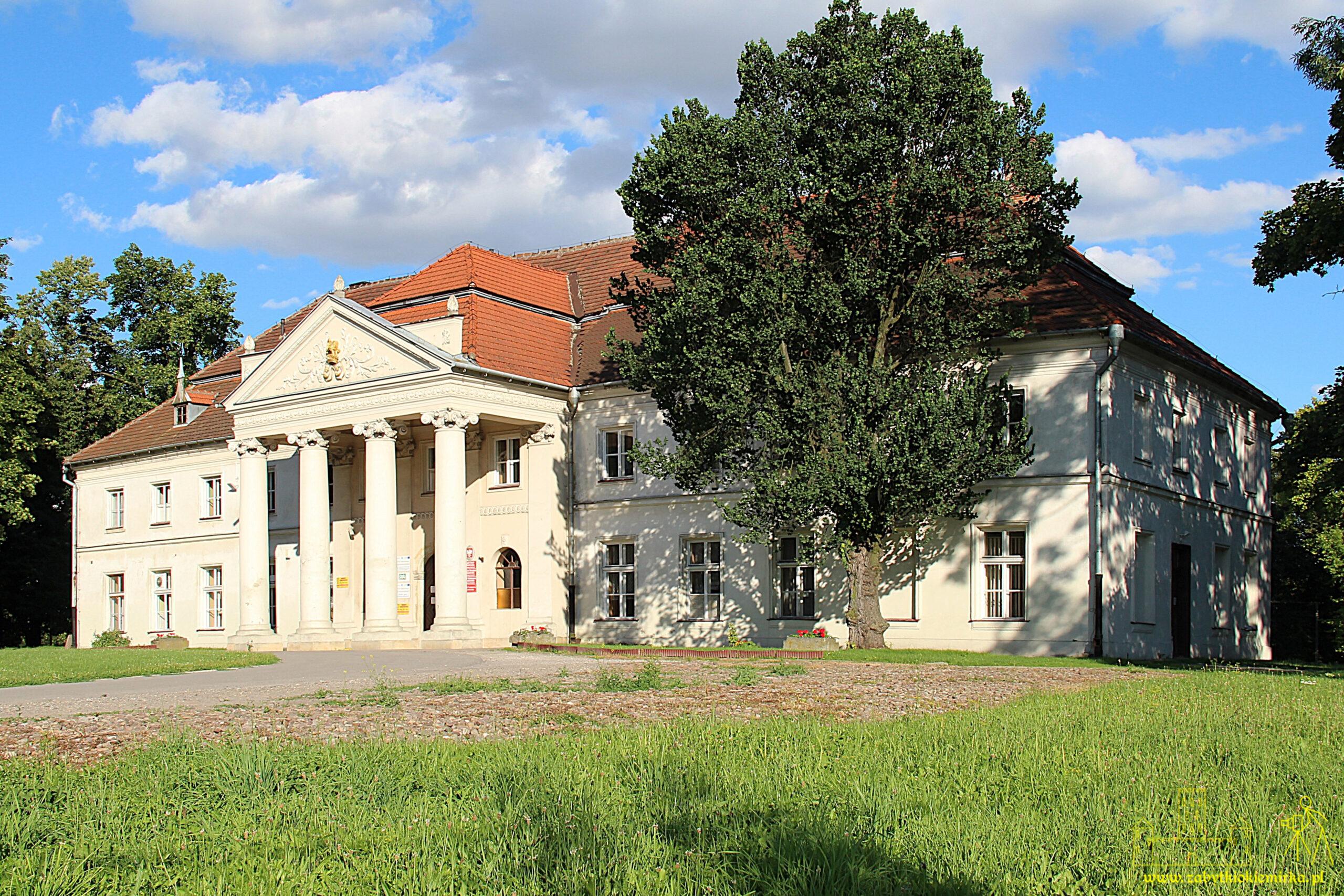 NIEDŹWIEDŹ – PAŁAC